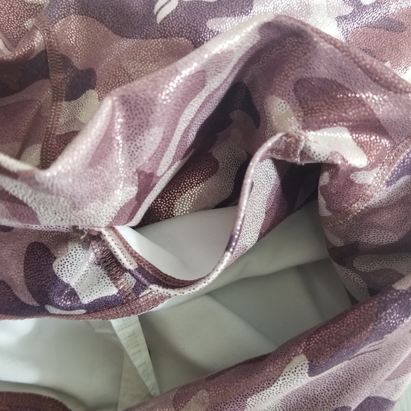 Fabletics Powerhold Pink Shine Metallic Camo Crop Leggings Womens Size M - Picture 10 of 14